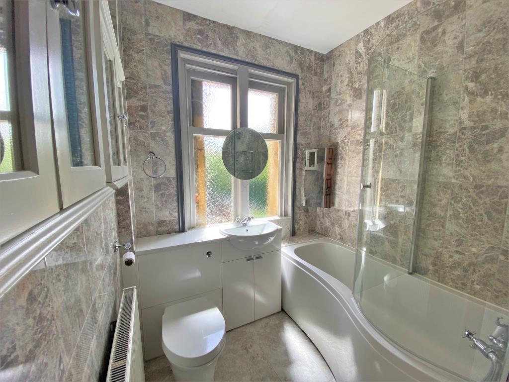Lot: 20 - SELF-CONTAINED FLAT IN ATTRACTIVE BUILDING -